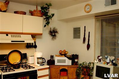 1575 Creekside Road, Unit A19 Whitehall, PA 18052 - Photo 4 of 6 Modern kitchen with gas cooking