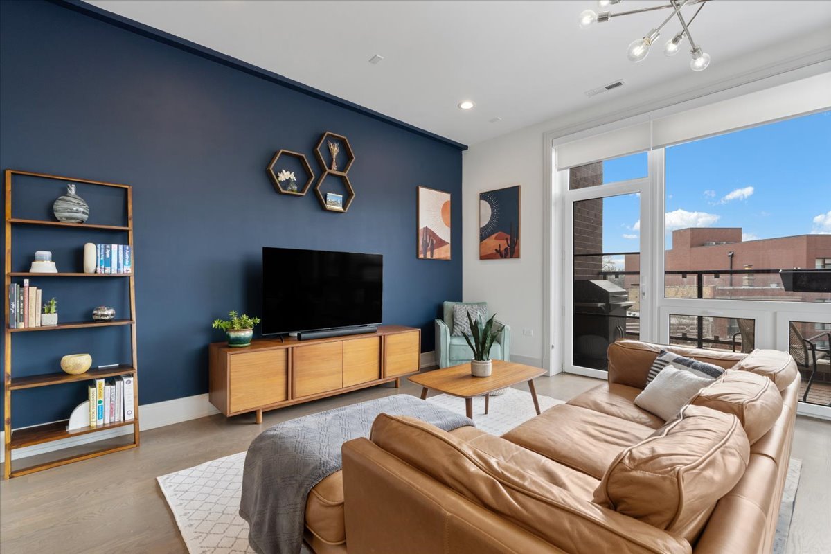 3101 North Ridgeway Avenue, Unit 4D Chicago, IL 60618 - Photo 3 of 27