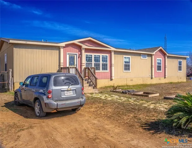 a view of a yard in front of house
