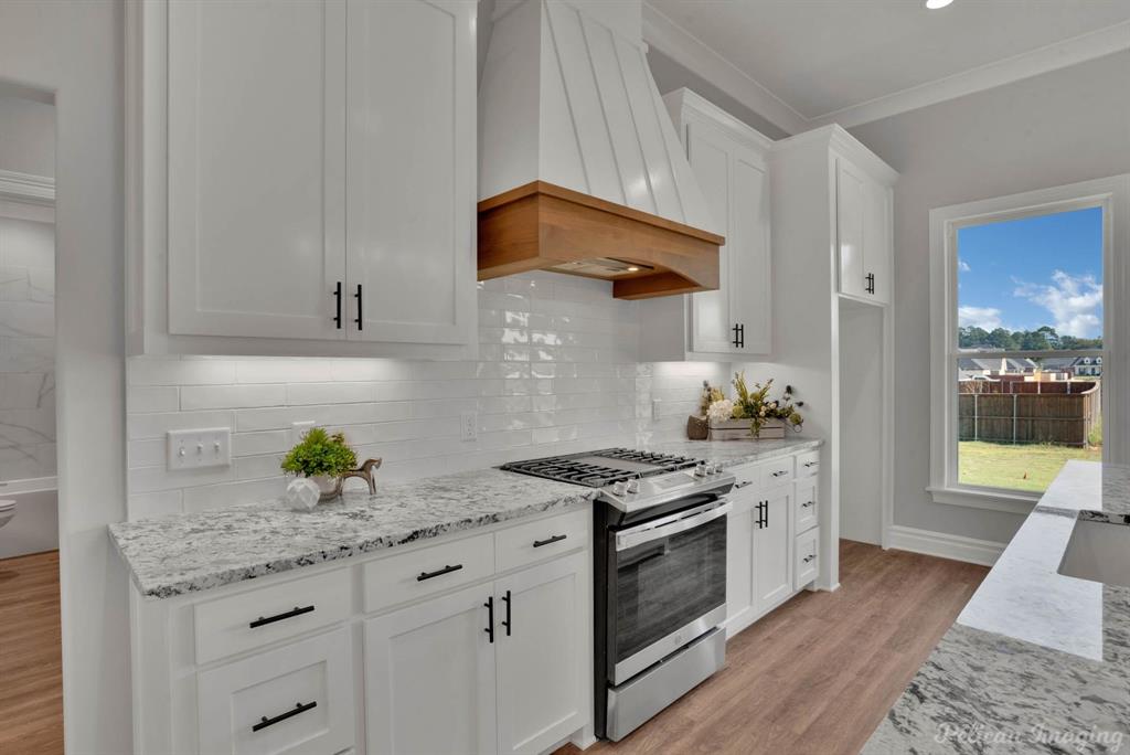 165 Oak Aly Road Stonewall, LA 71078 - Photo 6 of 36 a kitchen with stainless steel appliances granite countertop a sink stove and cabinets
