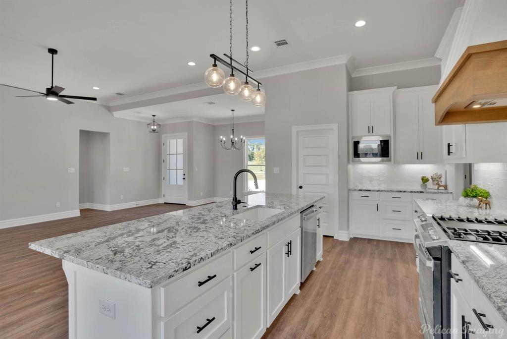 165 Oak Aly Road Stonewall, LA 71078 - Photo 7 of 36 a kitchen with sink stove and refrigerator