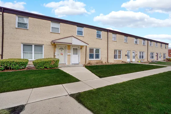 $285,000 | 842 Colonial Drive, Unit B, Wheeling, IL 60090