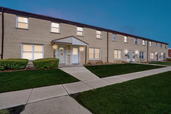 $285,000 | 842 Colonial Drive, Unit B, Wheeling, IL 60090