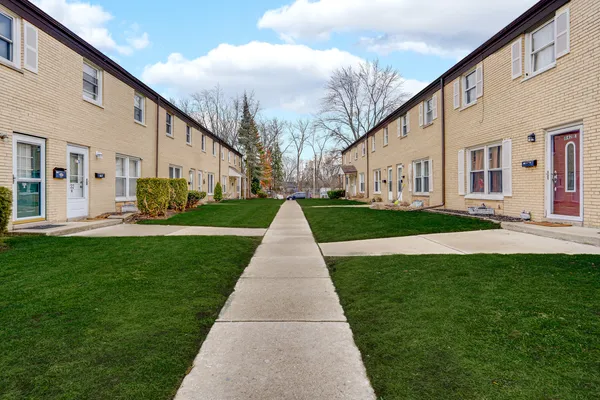 $285,000 | 842 Colonial Drive, Unit B, Wheeling, IL 60090