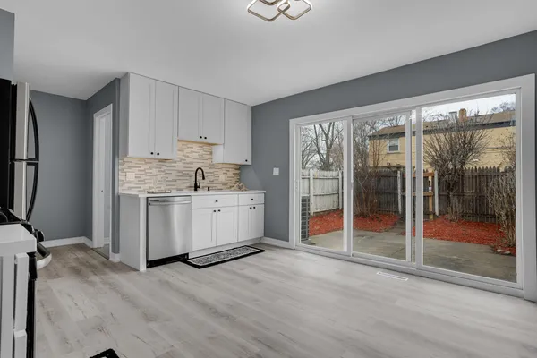 $285,000 | 842 Colonial Drive, Unit B, Wheeling, IL 60090