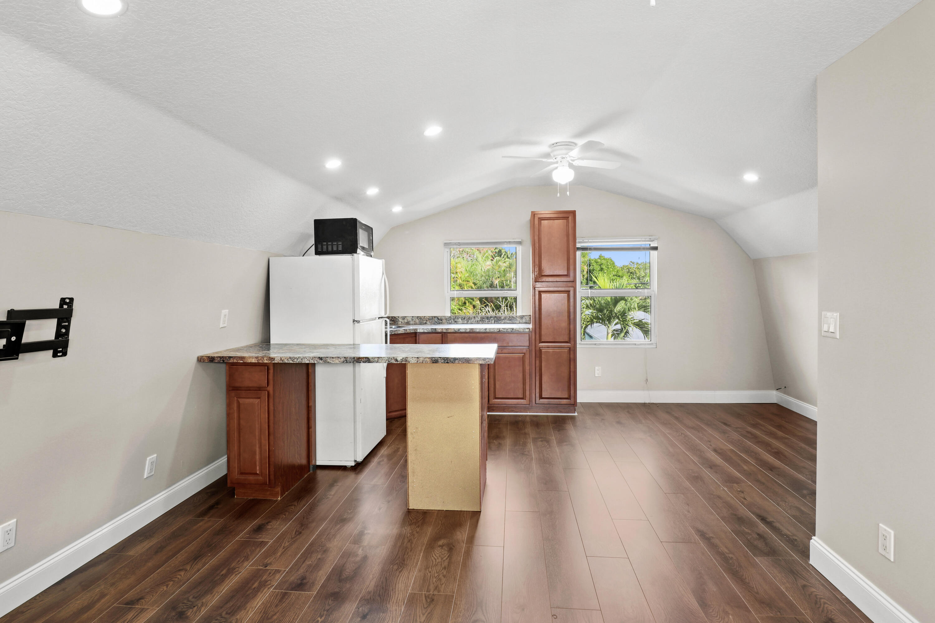 866 Southwest 29th Terrace, Unit UPSTAIRS Palm City, FL 34990 - Photo 5 of 19 16-IMG_6940