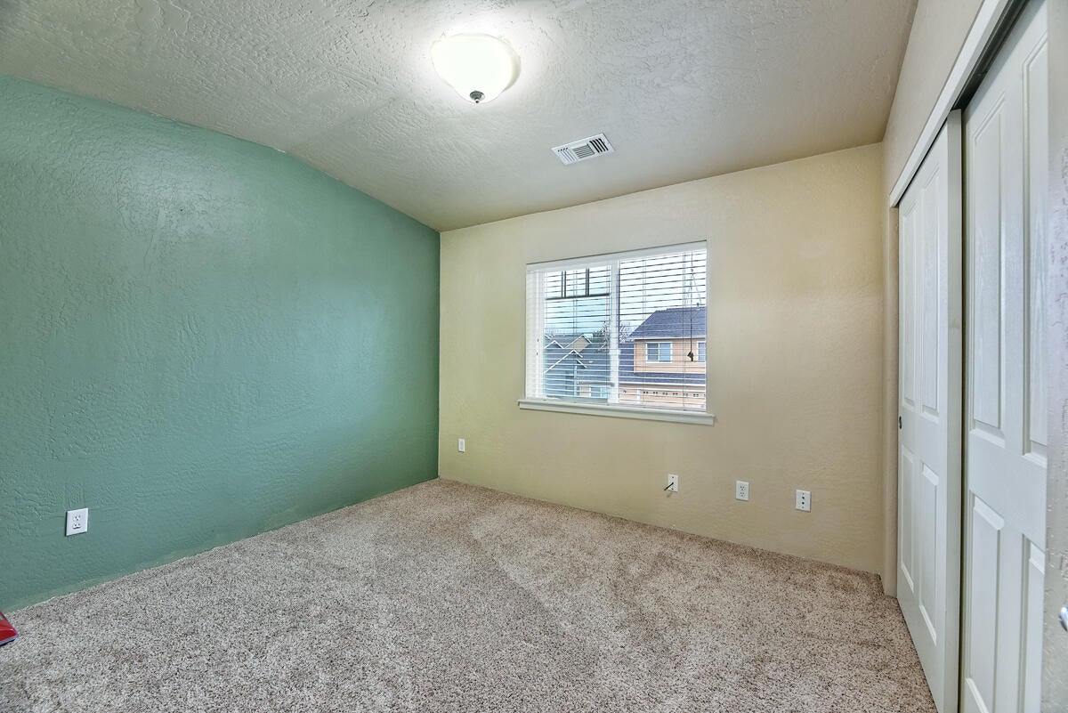 328 Live Oak Loop Central Point, OR 97502 - Photo 15 of 18 This bedroom suite # 2 is located upstairs and features its own dedicated bathroom and ample closet space.
