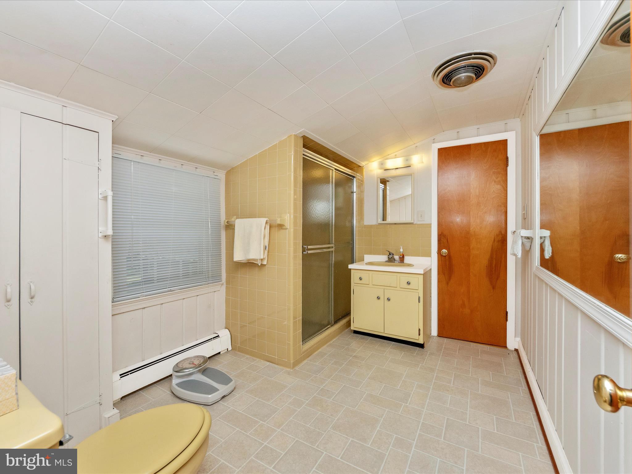 25641 Ridge Road Damascus, MD 20872 - Photo 17 of 51 Primary Bathroom upper level