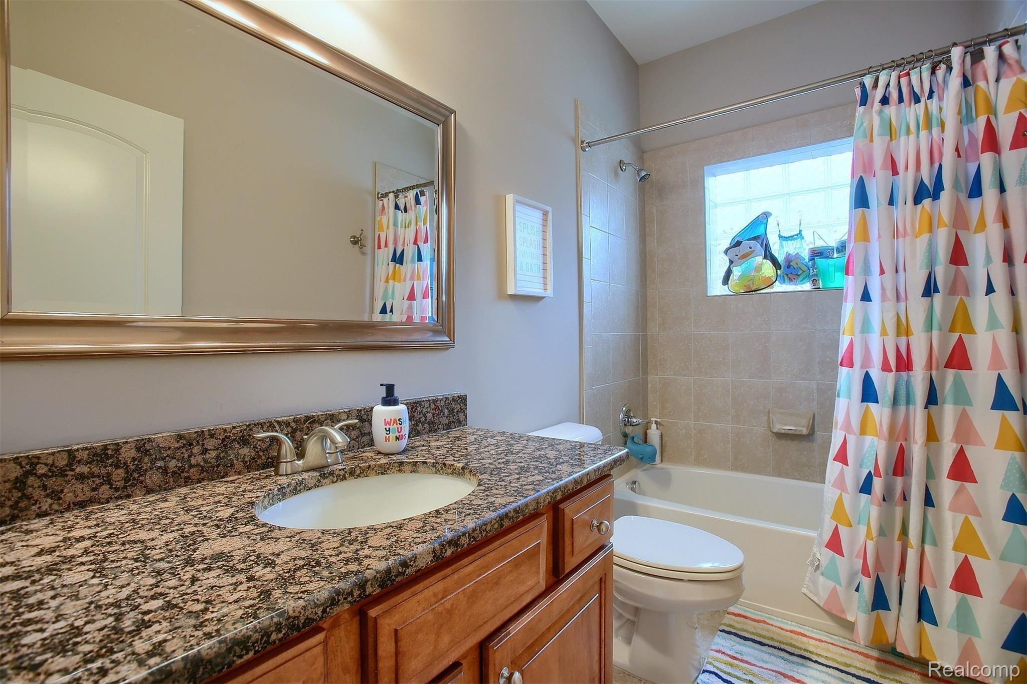16345 Moore Park Road Macomb, MI 48044 - Photo 31 of 39 31-Bathroom.jpg