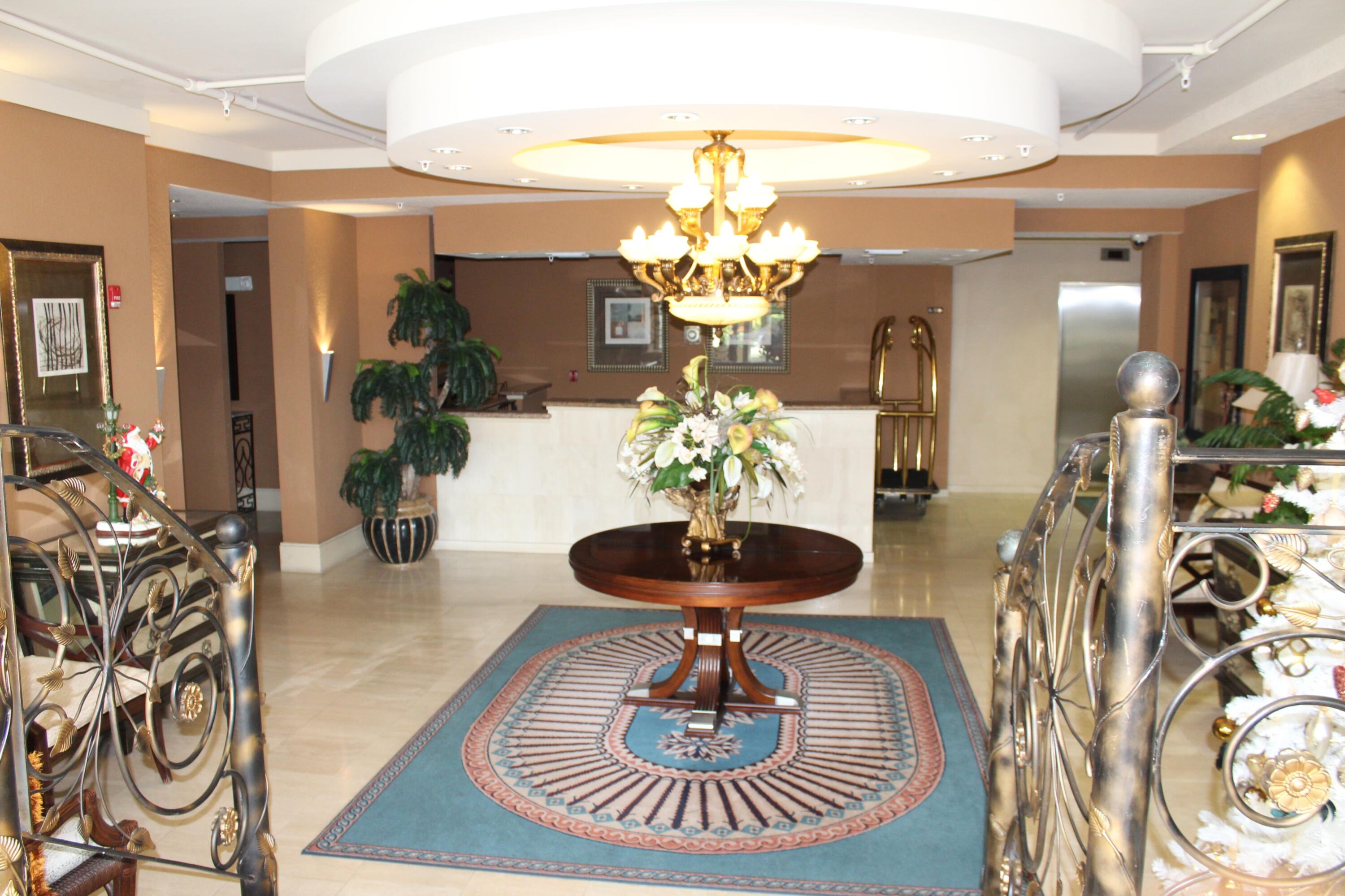 1000 Spanish River Road, Unit 3K Boca Raton, FL 33432 - Photo 25 of 32 a dining room with furniture and a chandelier