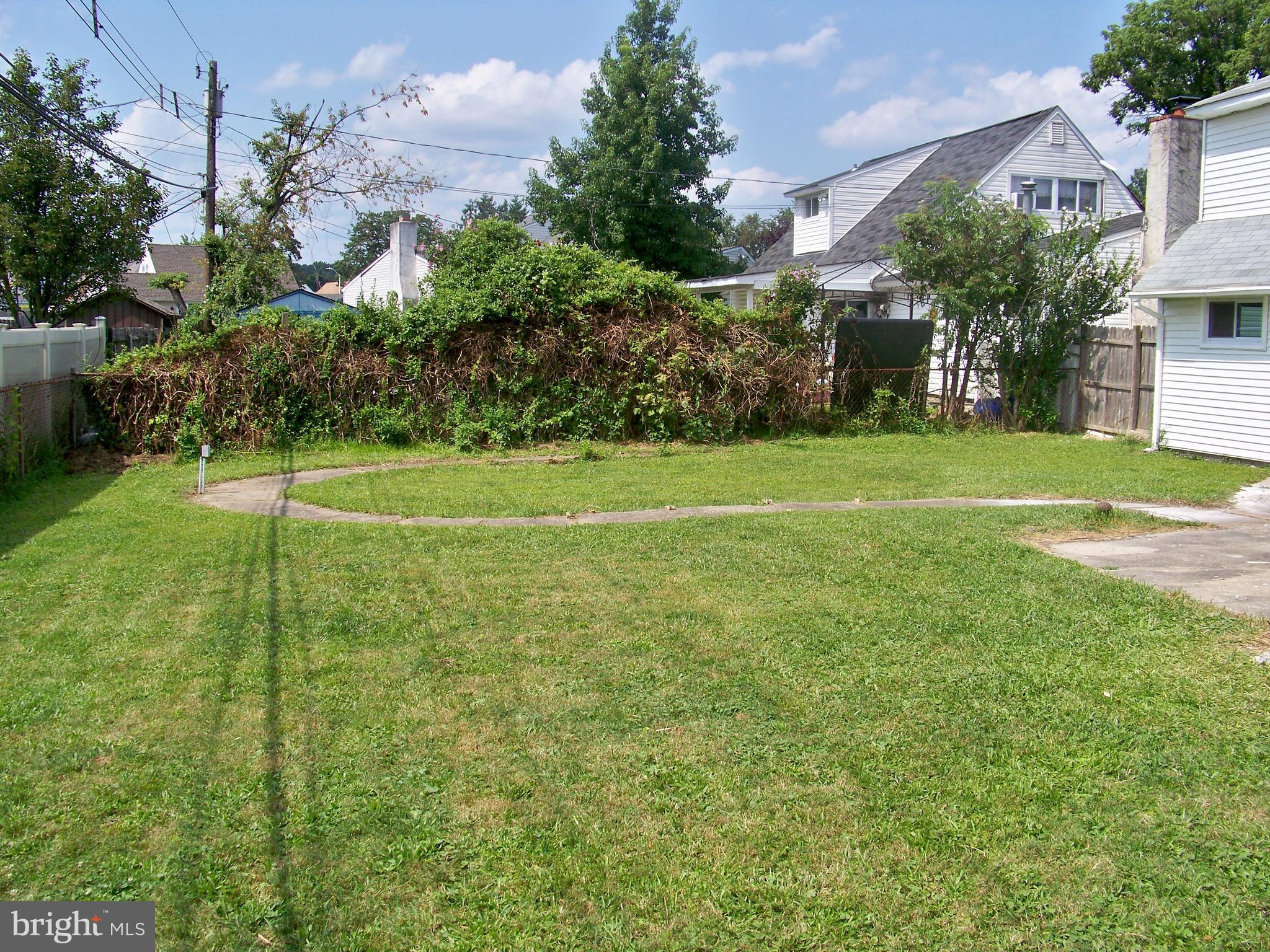 29 Plumtree Road Levittown, PA 19056 - Photo 31 of 33 Fully Fenced Rear Yard
