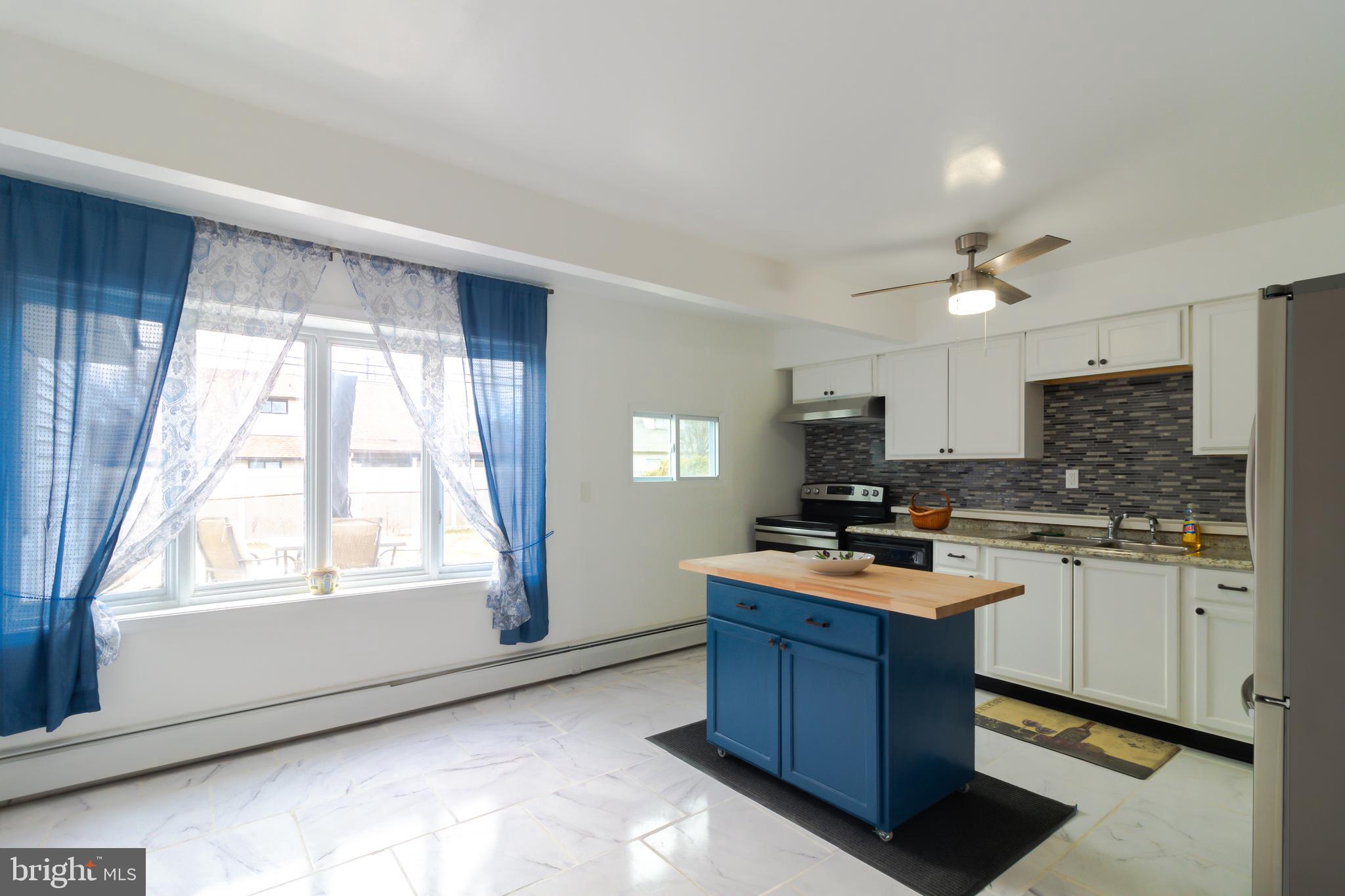 29 Plumtree Road Levittown, PA 19056 - Photo 5 of 33 Bright two Tones