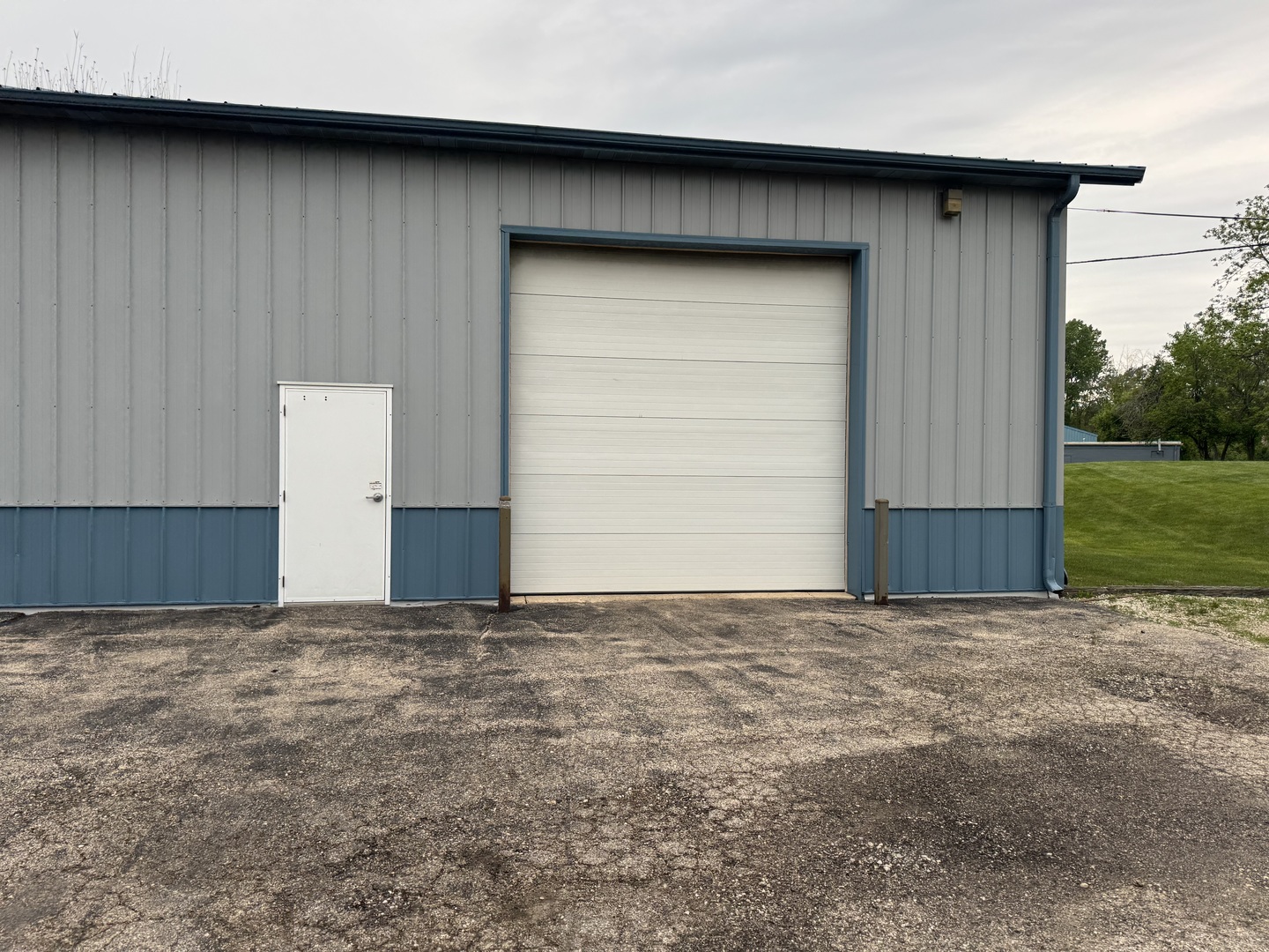 960 West Rollins Road Round Lake Beach, IL 60073 - Photo 3 of 7 a view of backyard with garage