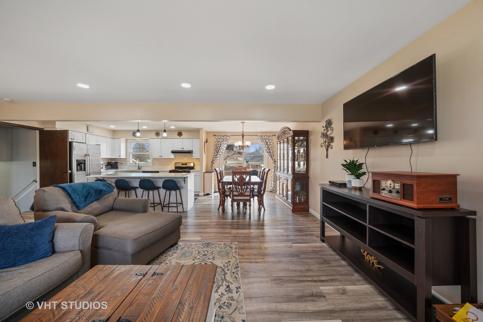 27W155 Manchester Road Winfield, IL 60190 - Photo 4 of 32