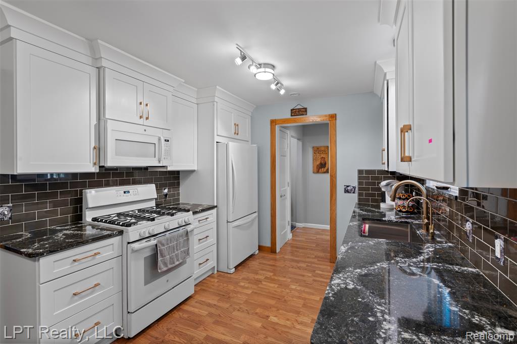 3180 Rolston Road Fenton, MI 48430 - Photo 4 of 36