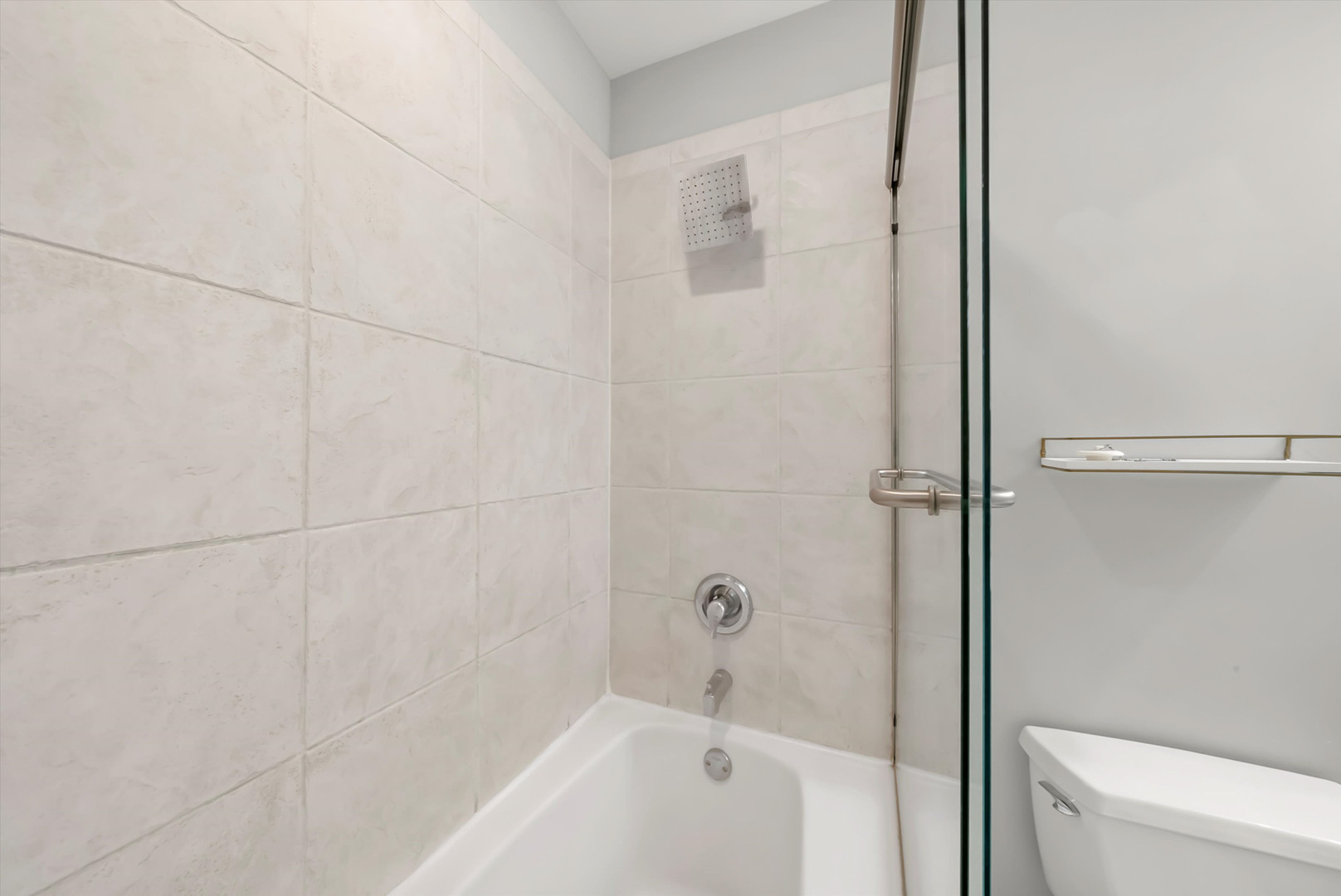 417 South Jefferson Street, Unit 209B Chicago, IL 60607 - Photo 12 of 21 a bathroom with a bathtub and a toilet