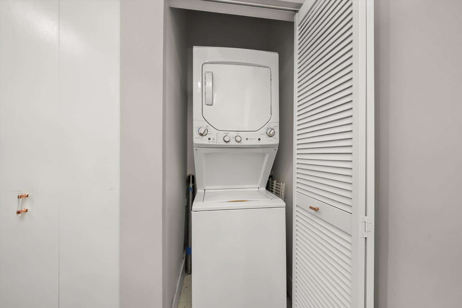 417 South Jefferson Street, Unit 209B Chicago, IL 60607 - Photo 16 of 21 a close view of a utility room with a washer and dryer