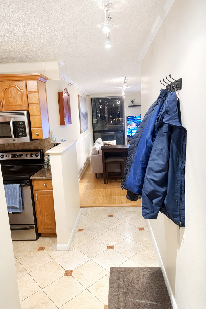 1122 North Clark Street, Unit 904 Chicago, IL 60610 - Photo 3 of 15