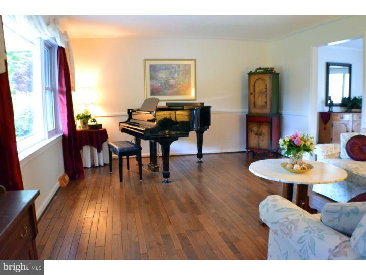 5913 Corrigan Road Doylestown, PA 18902 - Photo 5 of 25 Living Room
