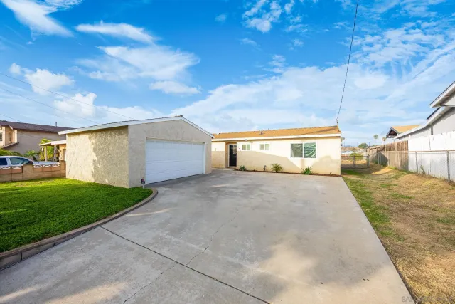 a view of backyard with pathway