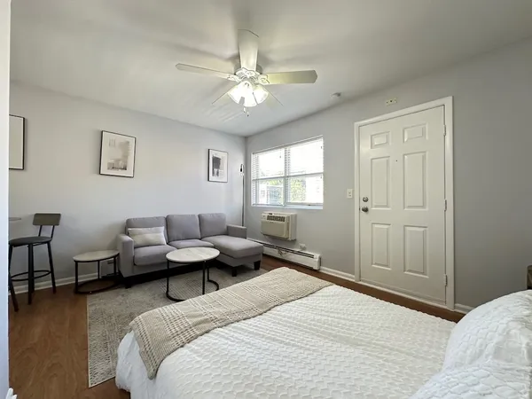 $1,195 | 4616 North Beacon Street, Unit 3H, Chicago, IL 60640