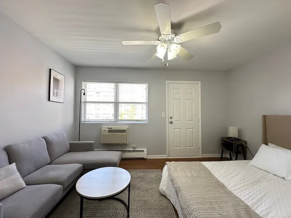 $1,195 | 4616 North Beacon Street, Unit 3H, Chicago, IL 60640