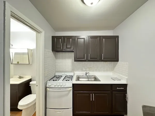 $1,195 | 4616 North Beacon Street, Unit 3H, Chicago, IL 60640