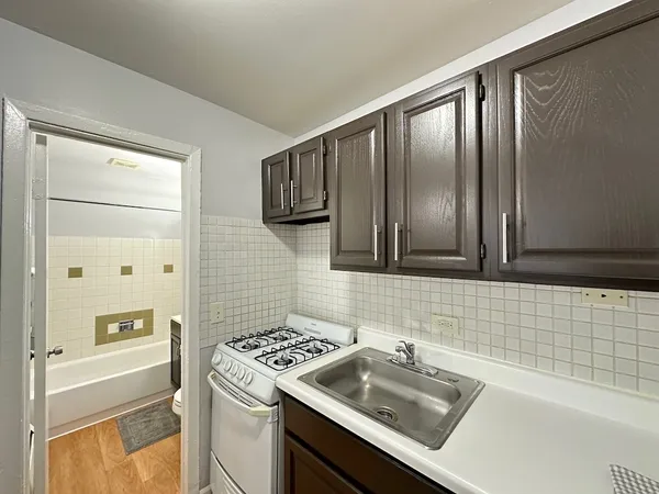 $1,195 | 4616 North Beacon Street, Unit 3H, Chicago, IL 60640