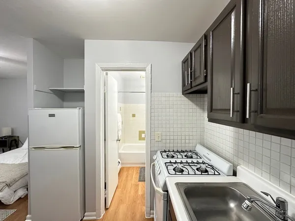 $1,195 | 4616 North Beacon Street, Unit 3H, Chicago, IL 60640