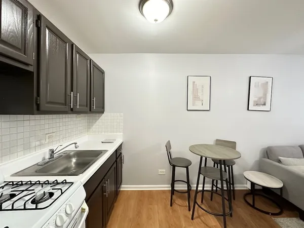 $1,195 | 4616 North Beacon Street, Unit 3H, Chicago, IL 60640