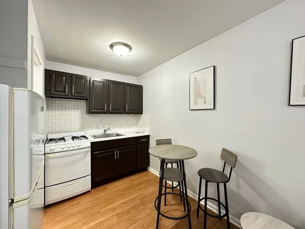 $1,195 | 4616 North Beacon Street, Unit 3H, Chicago, IL 60640
