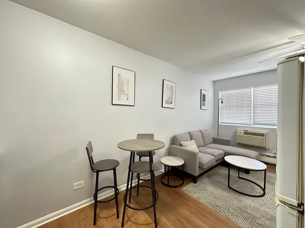 $1,195 | 4616 North Beacon Street, Unit 3H, Chicago, IL 60640