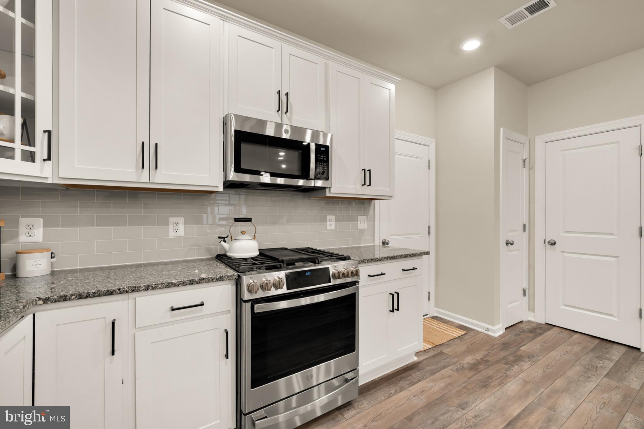 14967 River Walk Way Woodbridge, VA 22191 - Photo 12 of 38 Gas stove