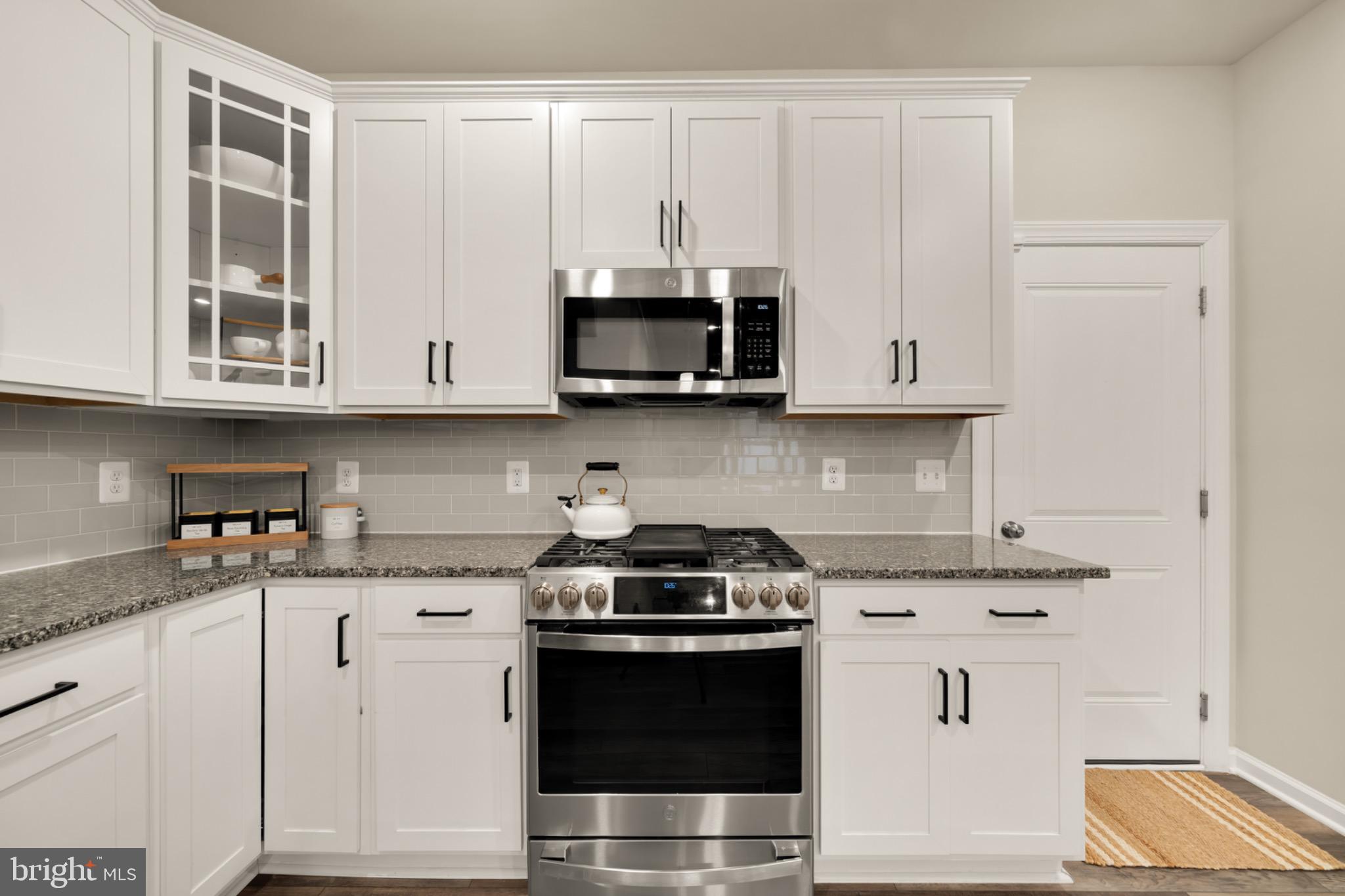 14967 River Walk Way Woodbridge, VA 22191 - Photo 3 of 38 Contemporary kitchen w/ stainsteel appliances