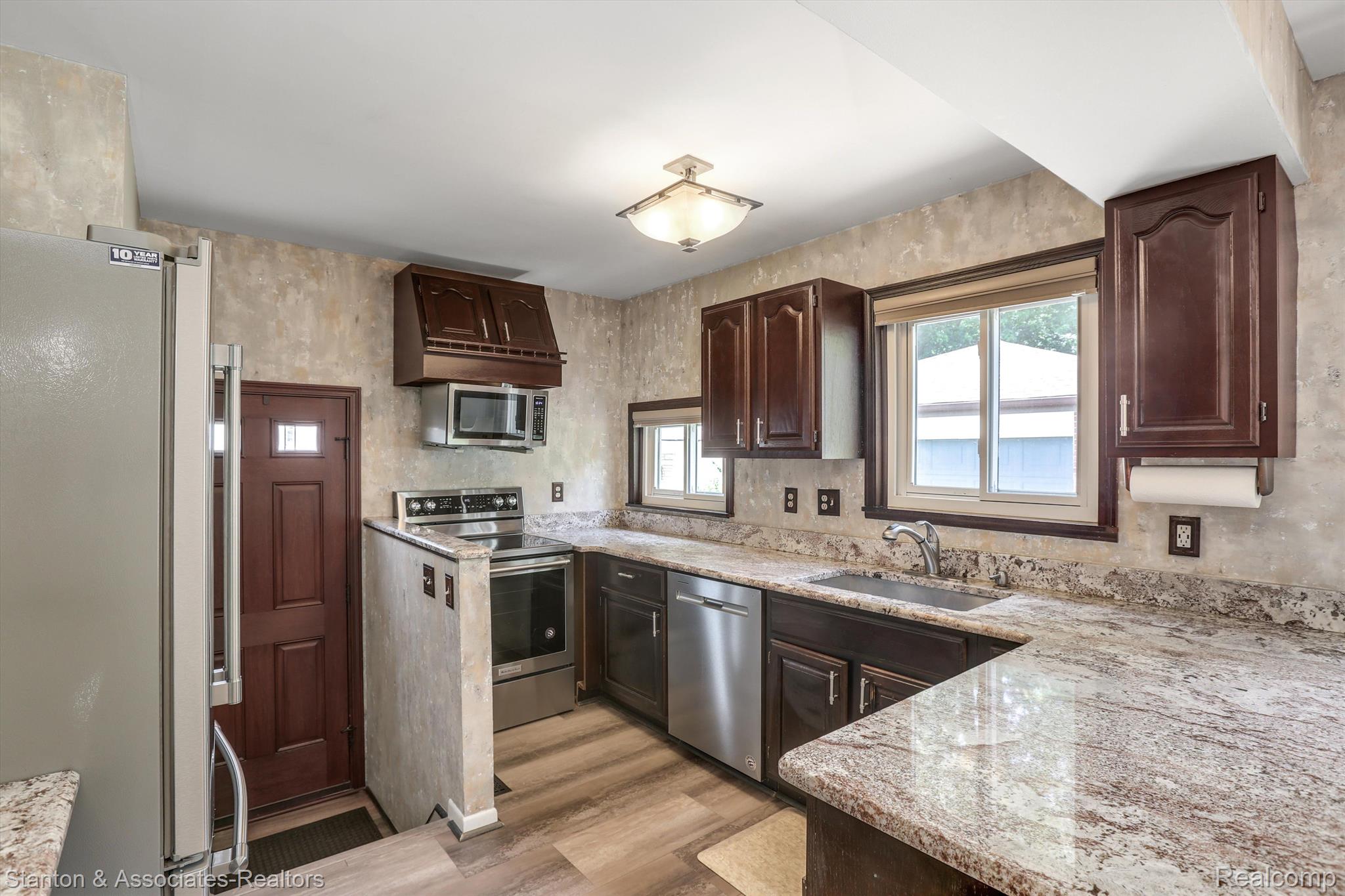 23031 Tuck Road Farmington, MI 48336 - Photo 3 of 24 kitchen