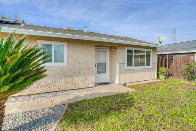 a view of a house with a yard
