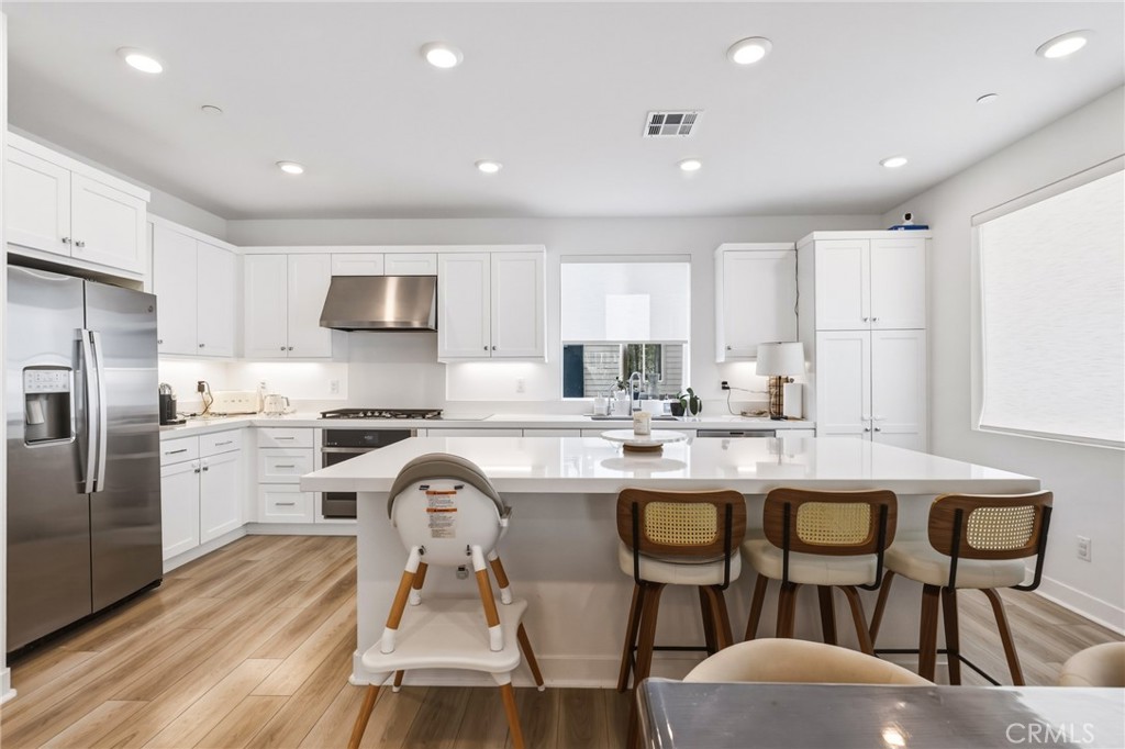 26799 Keystone Newhall, CA 91321 - Photo 2 of 32 Gallery Image 2