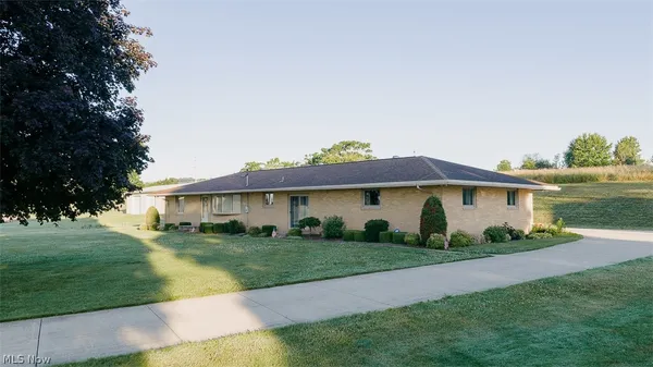 9015 Mapleton Street Southeast, East Canton, OH 44730