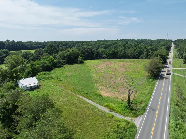 a view of a back yard