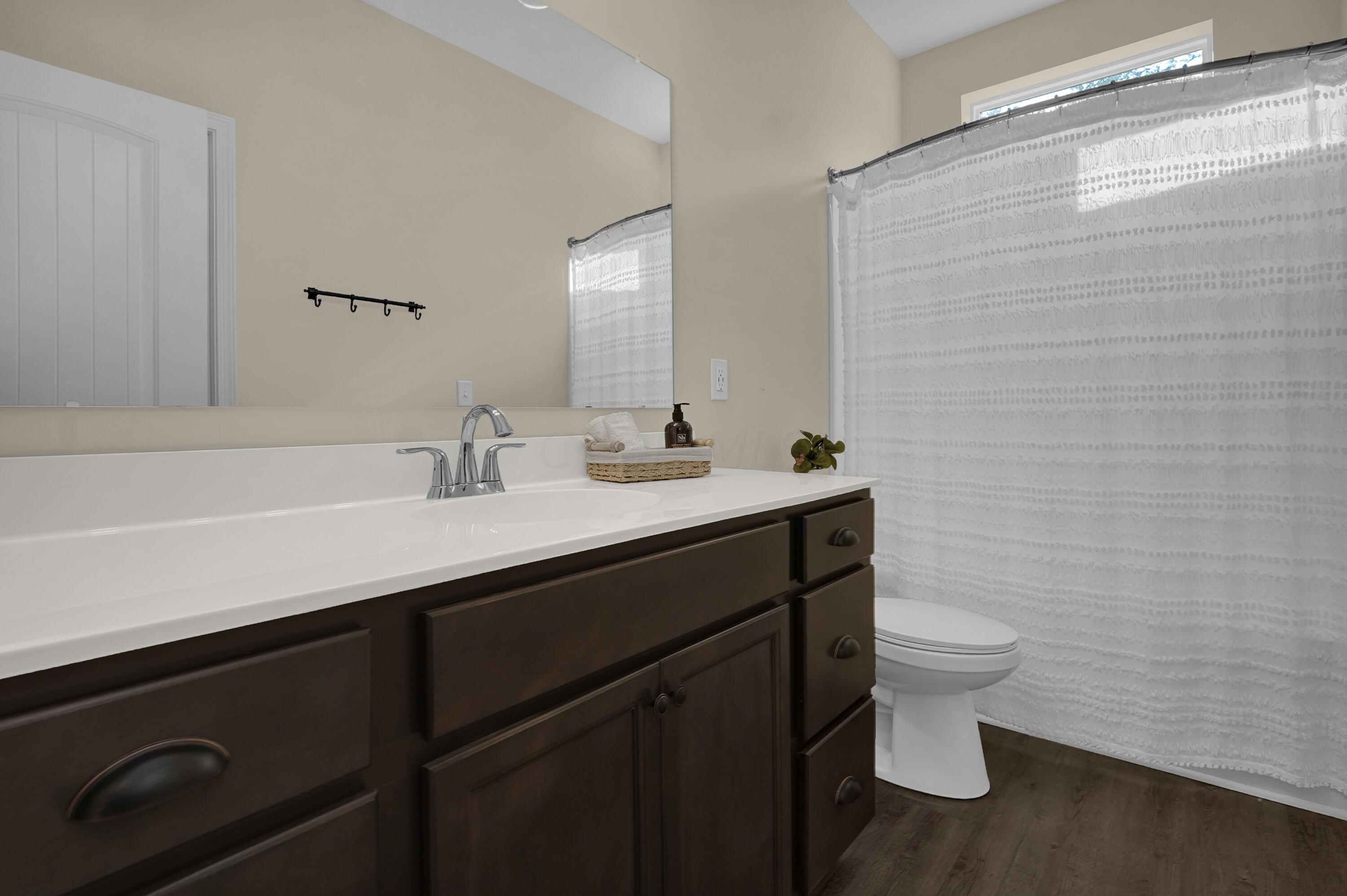 582 Dent Road Sunbury, OH 43074 - Photo 28 of 56 Full Bathroom #2