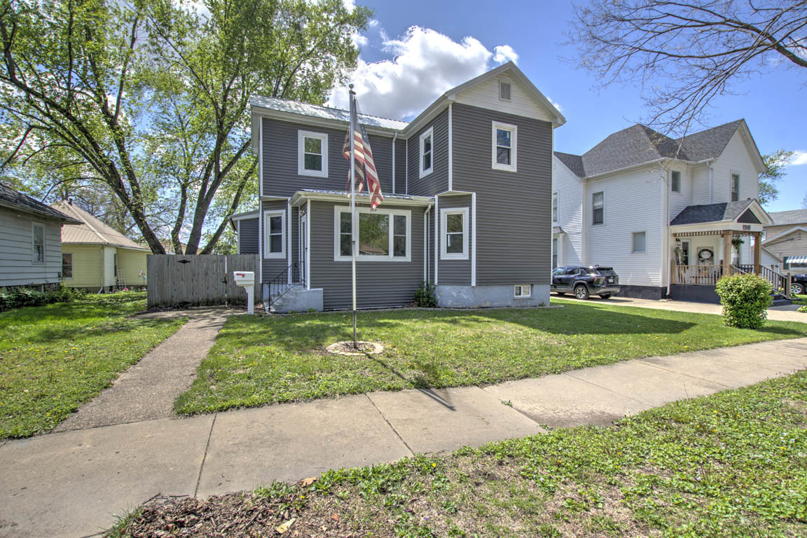 204 West South Street Clinton, IL 61727 - Photo 1 of 23 front view of a house with a yard