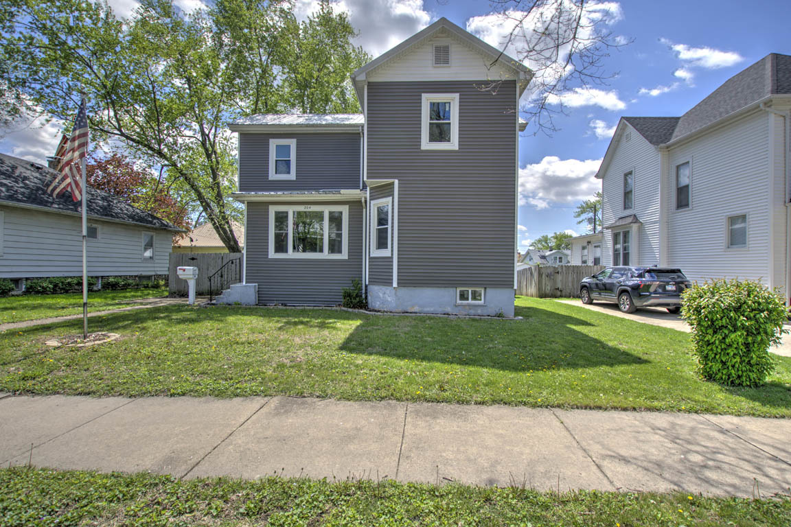 204 West South Street Clinton, IL 61727 - Photo 2 of 23 a front view of a house with a garden