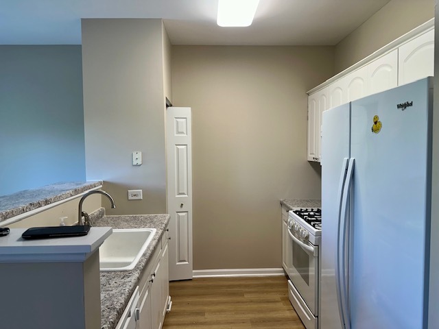 122 Enclave Circle, Unit D Bolingbrook, IL 60440 - Photo 7 of 20 a kitchen with a refrigerator and a sink