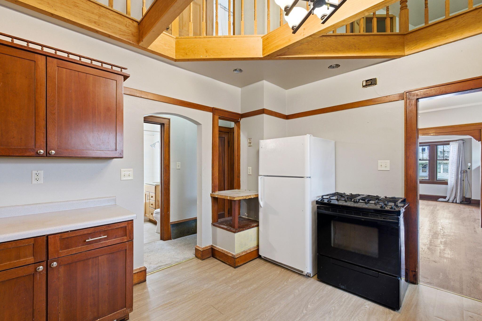 2909 North 55th Street Milwaukee, WI 53210 - Photo 14 of 31 Arched Hallway