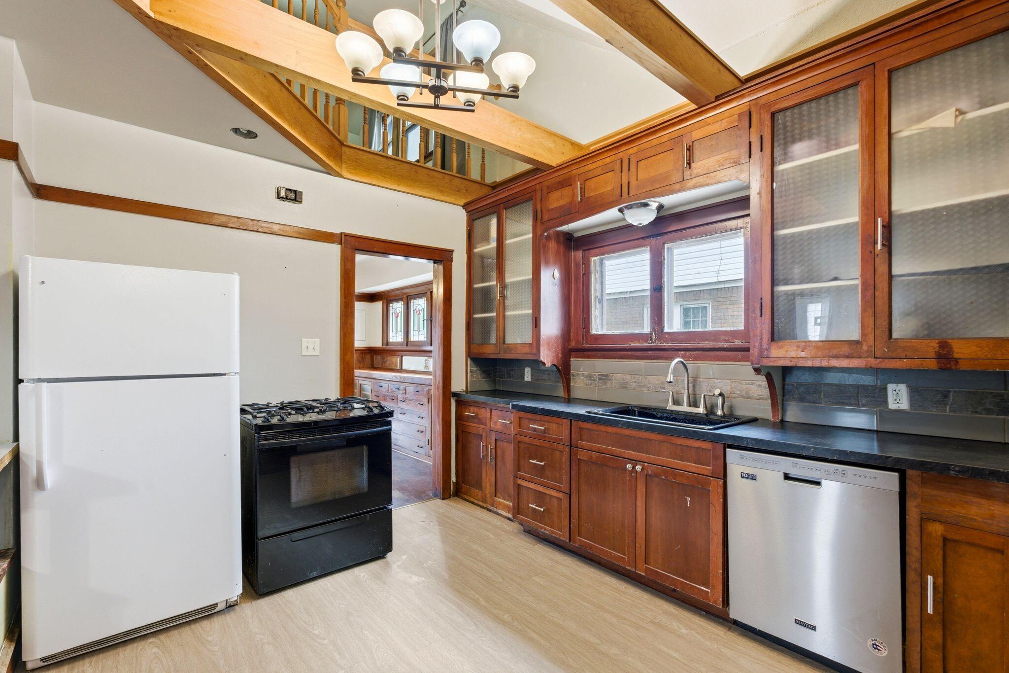 2909 North 55th Street Milwaukee, WI 53210 - Photo 10 of 31 Kitchen