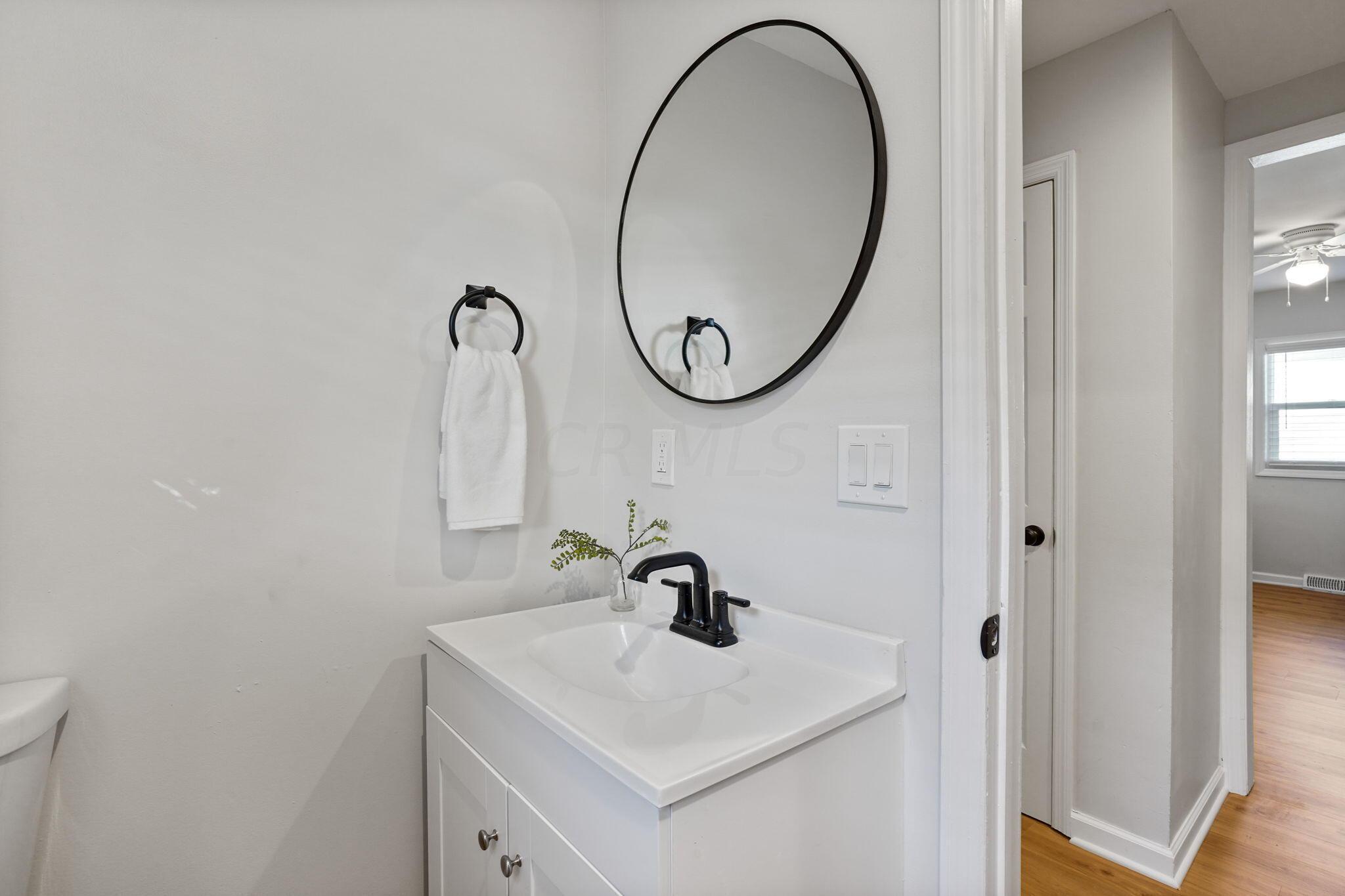1382 Lockbourne Road Columbus, OH 43206 - Photo 22 of 37 Full Bathroom