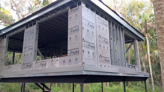 a view of a backyard