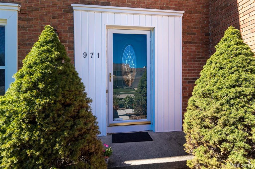 971 Paddington Road Canton, MI 48187 - Photo 5 of 42