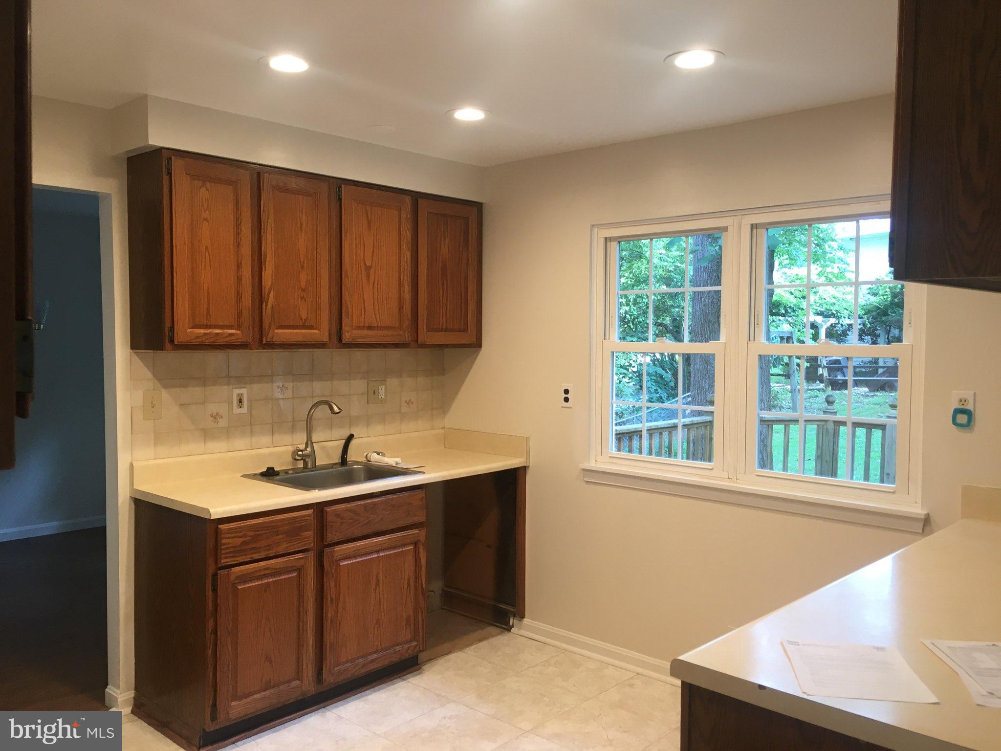 9840 Moyer Road Damascus, MD 20872 - Photo 19 of 20 Kitchen with peninsula and adjoining eat-in area