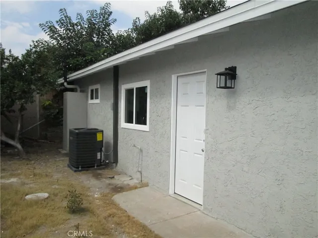 $2,400 | 852 North Davidson Avenue, Unit 1/2, San Bernardino, CA 92411